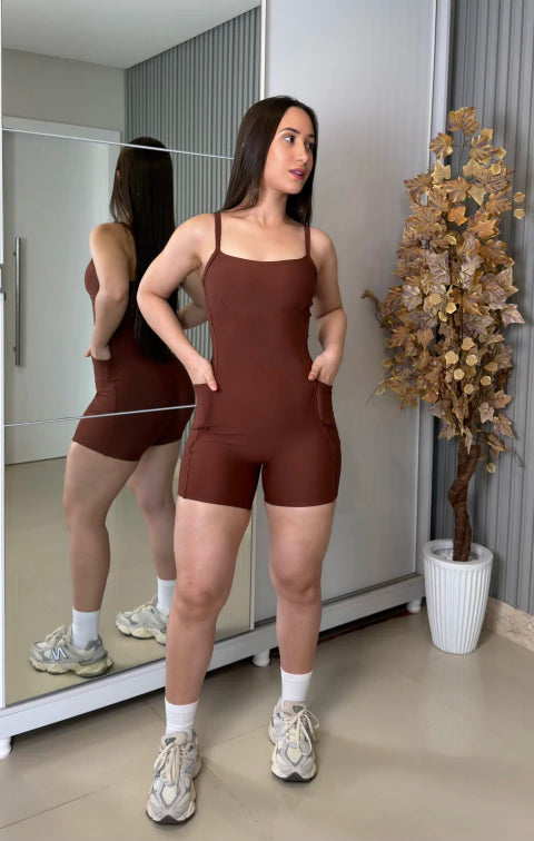 Macaquinho sem empina com bolsos laterais