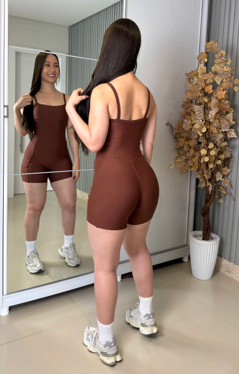 Macaquinho sem empina com bolsos laterais